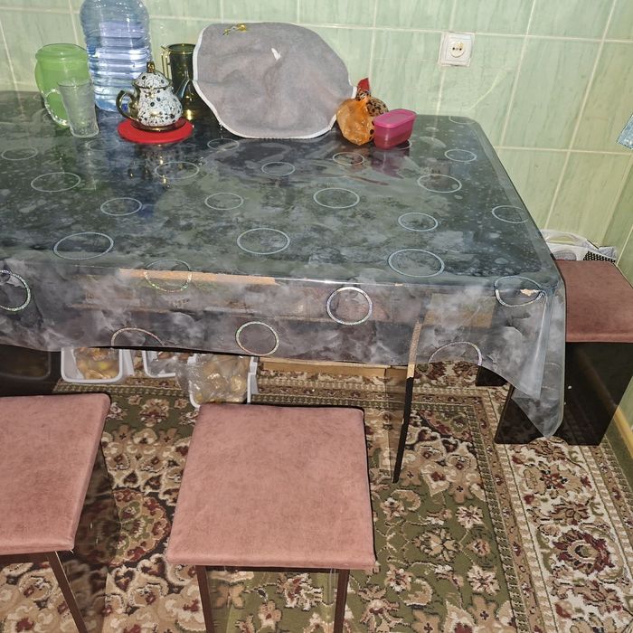 Стол кухонный  с тремя табуретками