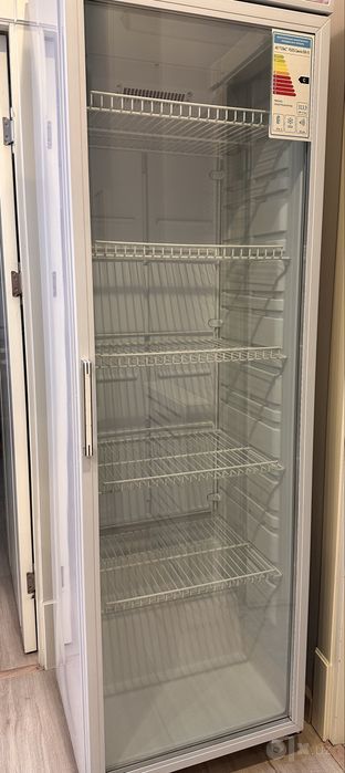 Срочно продается витринный холодильник б/у