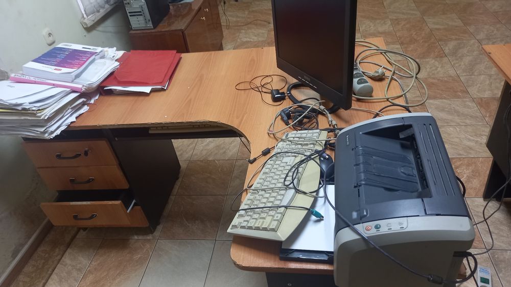 Продам офисные столы и шкафы