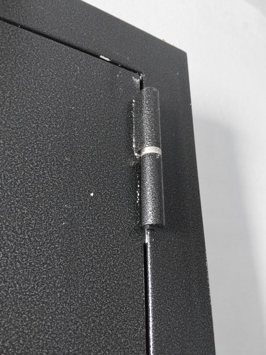 Входные двер цвет черный