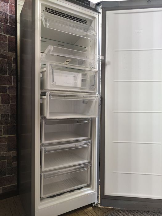 Морозильный шкаф Indesit