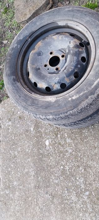 Vând  2 Cauciucuri cu Genți de Dacia logan