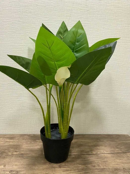 Искусственные цветы в горшках