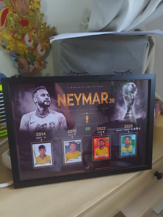 Cristiano Ronaldo, Messi, Neymar Jr cupa mondială . 
Toate 3 in rame individuale