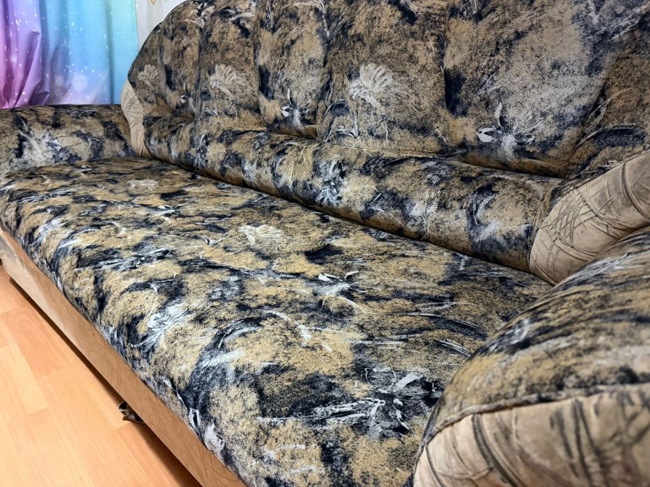 Продам диван в отличном состояний !