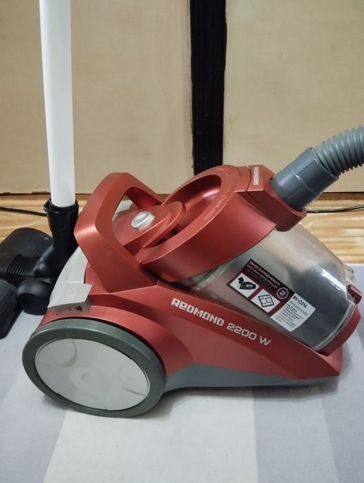 Пылесос  Редмонд.