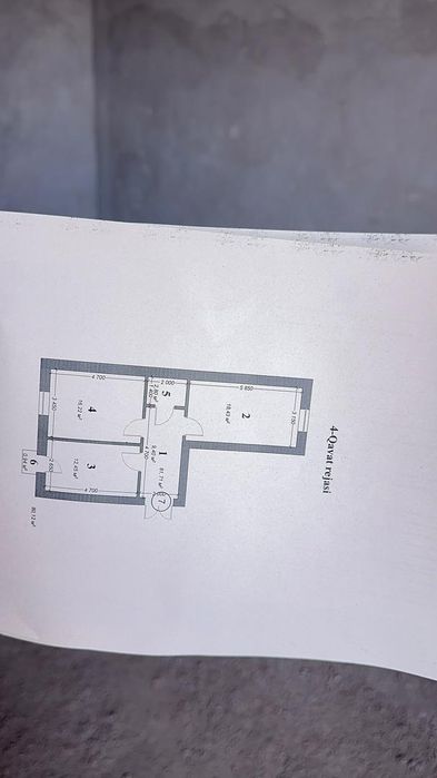 Ургенч шахар марказида 7 каватли домнинг 4 квартира 2 хонали уй сотила