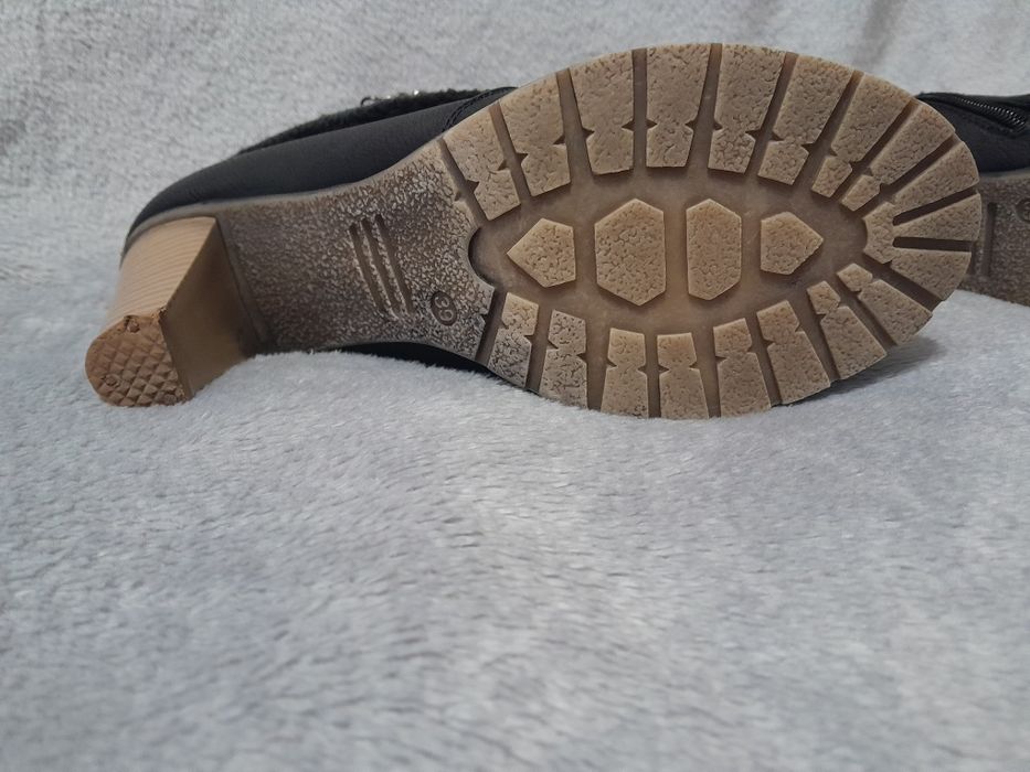 Дамски ботуши на висок ток