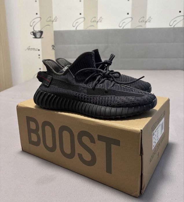 Yeezy 350 V2 ( adidas , jordan , boost )