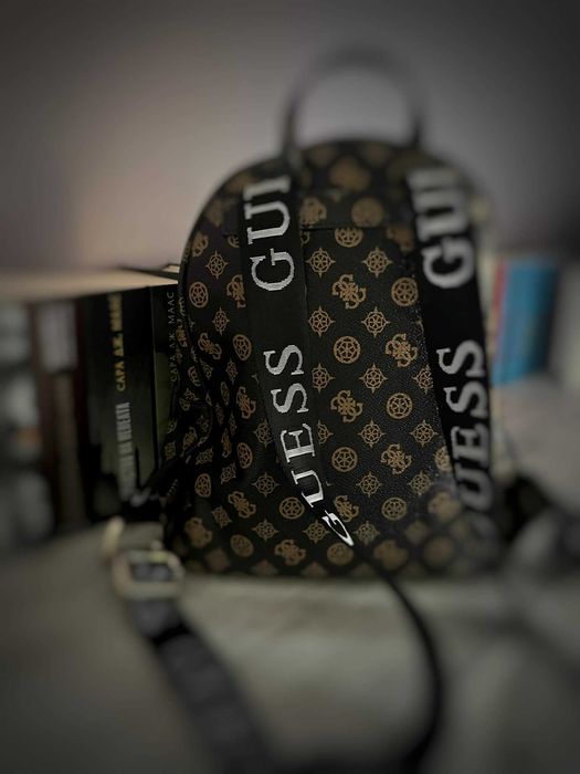 Дамска раница GUESS