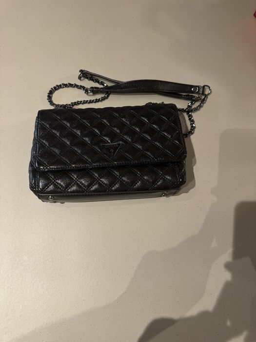 Черна чанта Guess с капитониран ефект и верижна дръжка