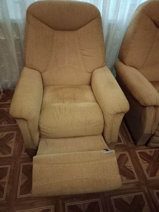 Продам стол письменно компьютерный и стол для кухни