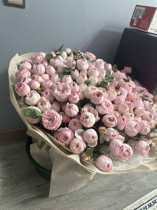 Большой букет пионовидных роз