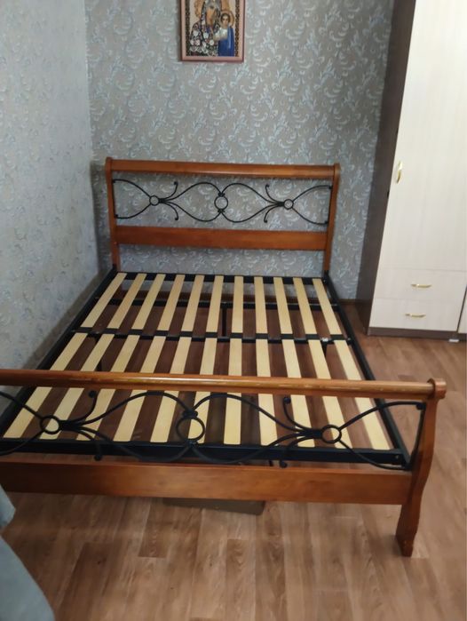 Продам кровать( без матраса)