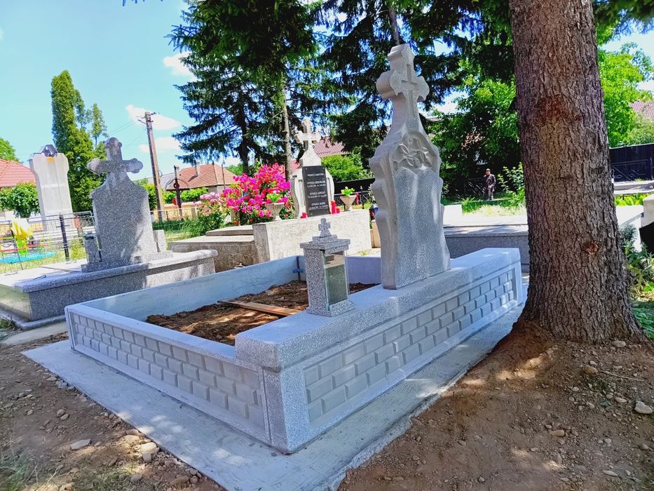 Monumente funerare