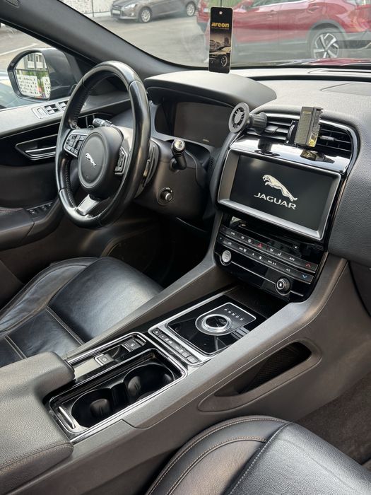 Jaguar F-Pace 180 CP Automat / Trapă panoramică/ Piele / Primul proprietar în România