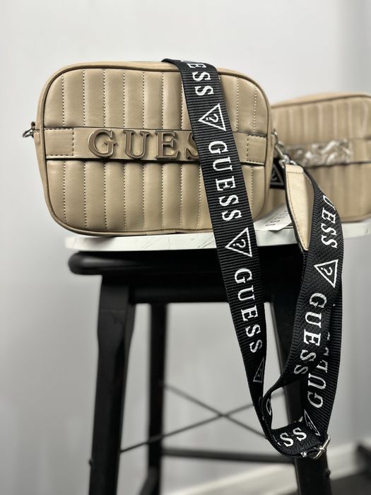 Guess дамска чанта през рамо / crossbody – бяла и бежова, нов модел