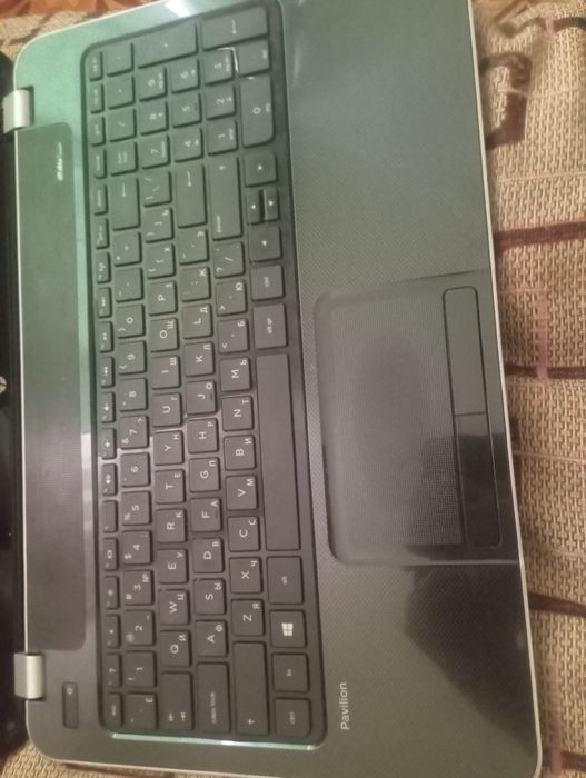 Ноутбук и два телефона