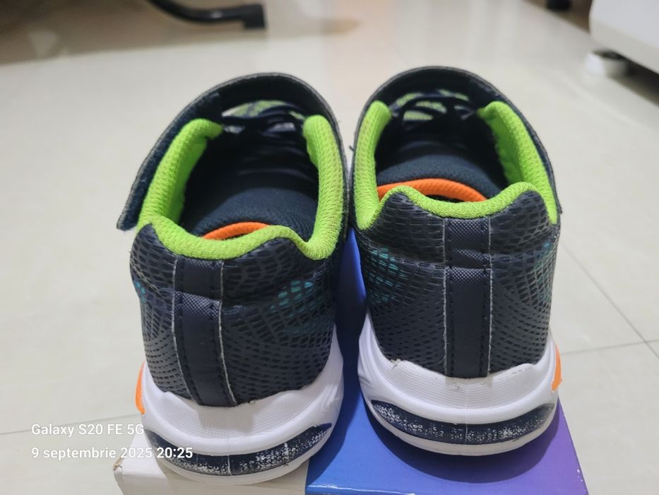 Adidasi Skeckers 35, aproape noi