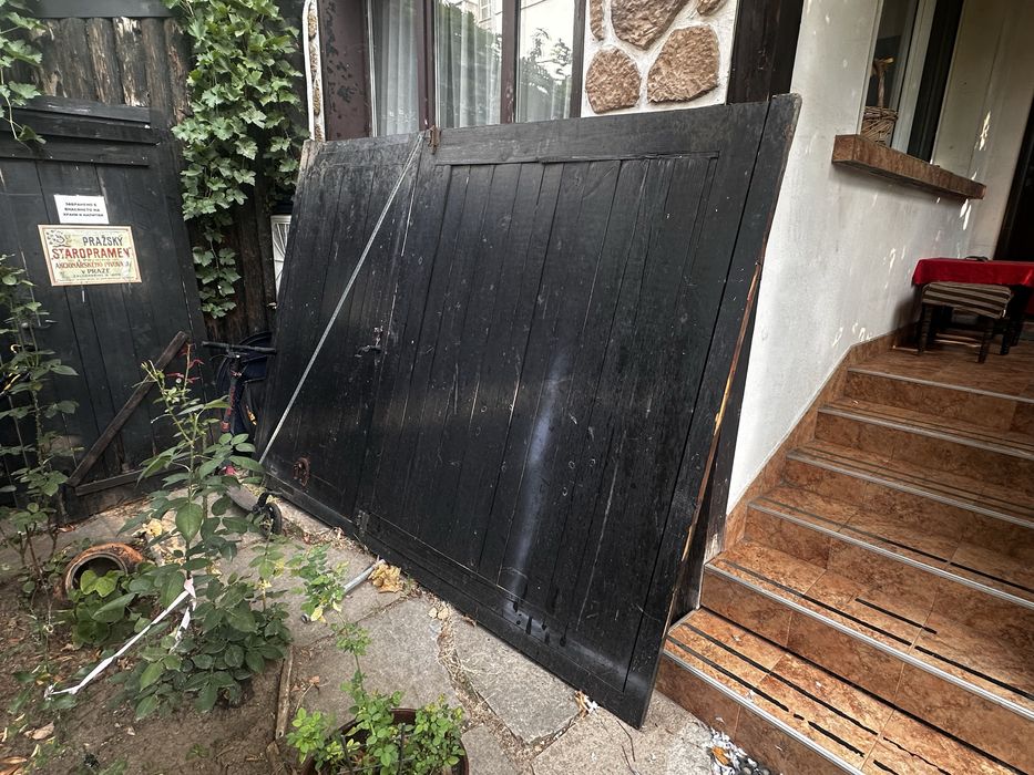 Дървена външна врата за гараж или двор