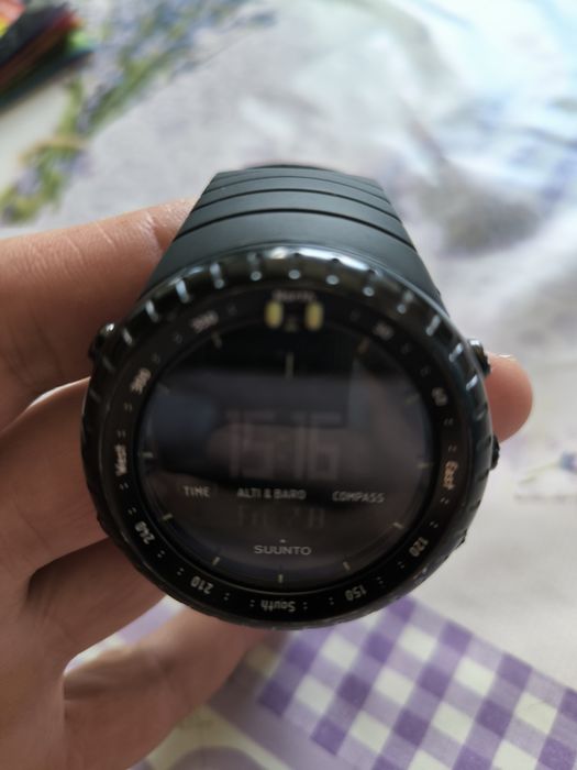 Продавам мъжки часовник Suunto Core All Black Vector!