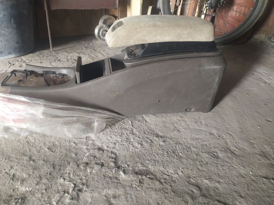 Бардачок на Nissan Cefiro