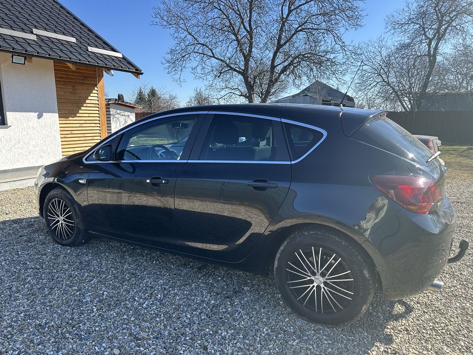 Opel Astra J 2011