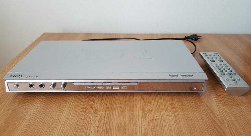 DVD player cu USB şi telecomandă