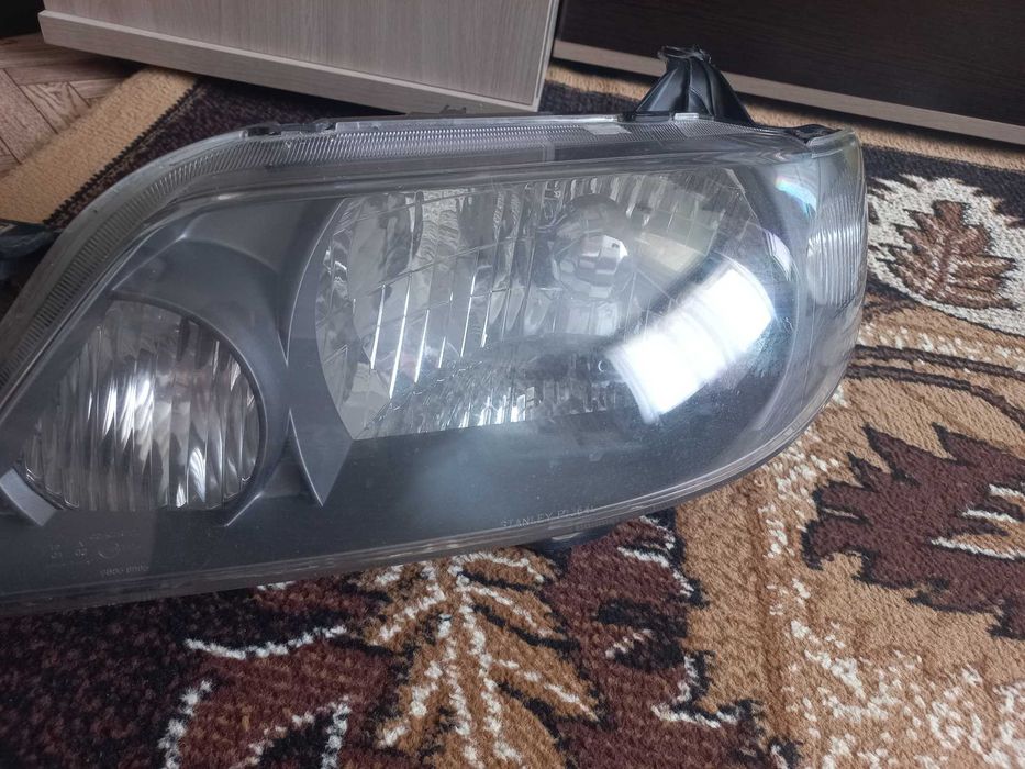 Продам левую фару от мазды 323