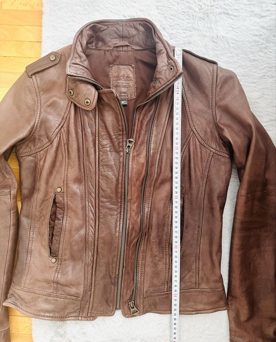 Vând geaca de piele naturala maro Bershka