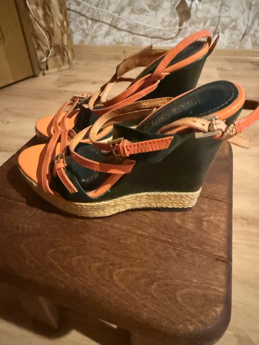 Летняя обувь на танкетке