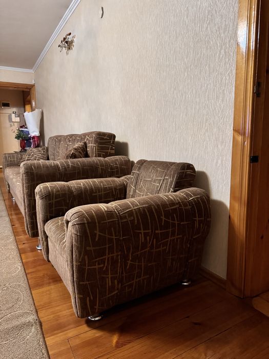 Продам диван с двумя креслами