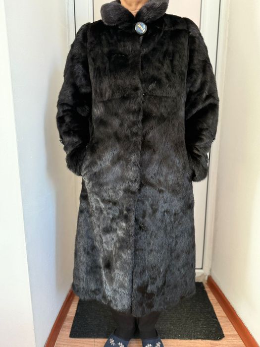 Шуба тёплая, длинная.