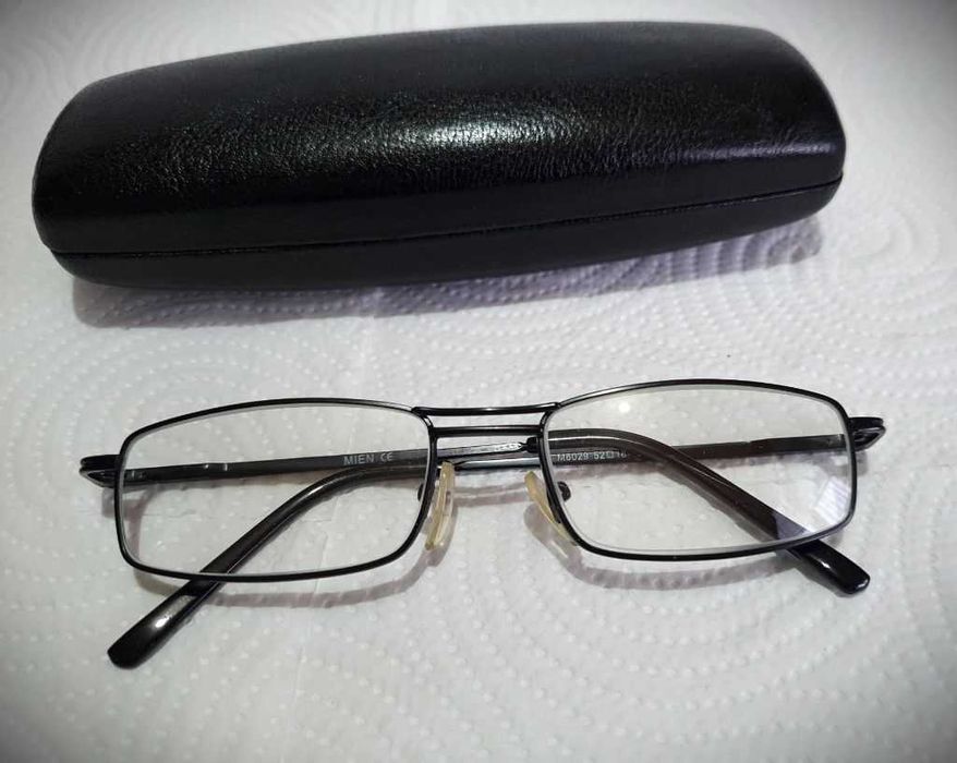 2 perechi de ochelari + 2 etuiuri