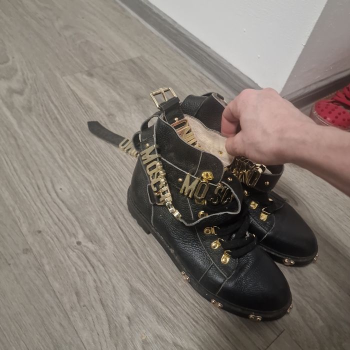 Vând cisme Moschino din piele purtate de 2ori fără semne de uzură