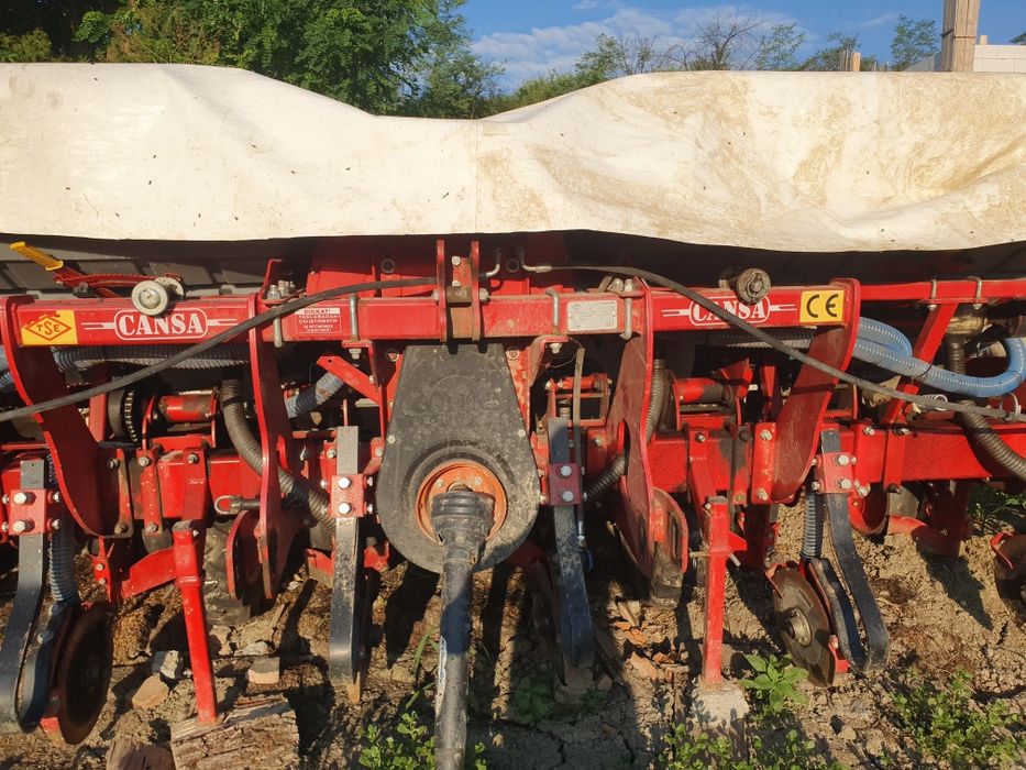 Vând semănătoare de porumb și floarea soarelui