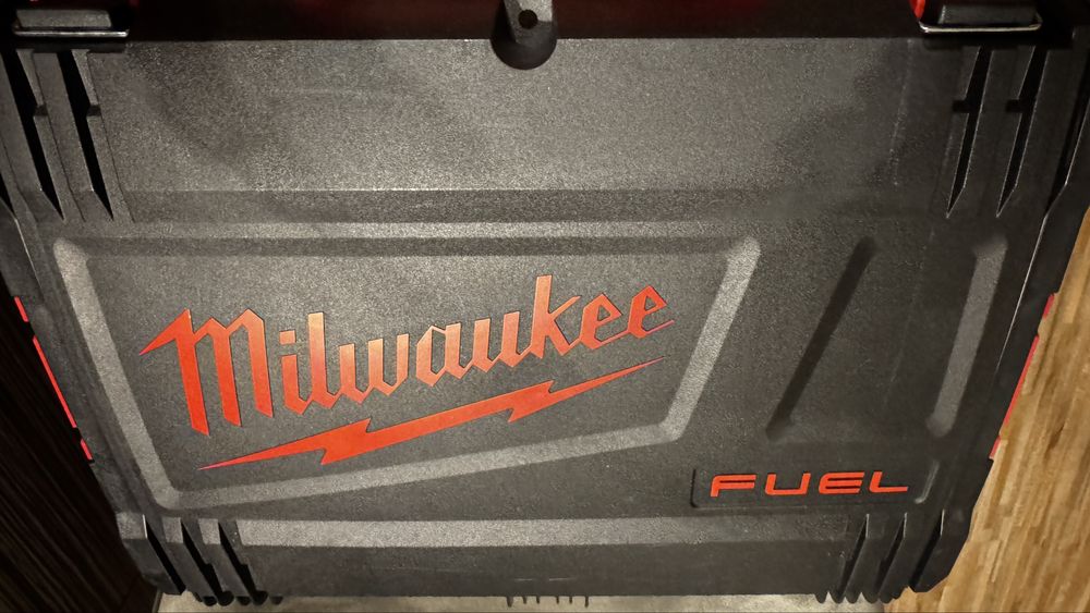 Комплект мощен фенер,винтоверт,гайковерт импакт Milwaukee M12