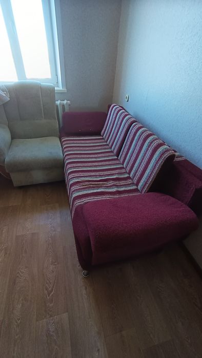 Диван кресло и компьютерный стол