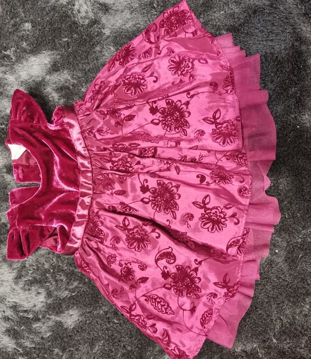 Лот  рокли 6-9м.