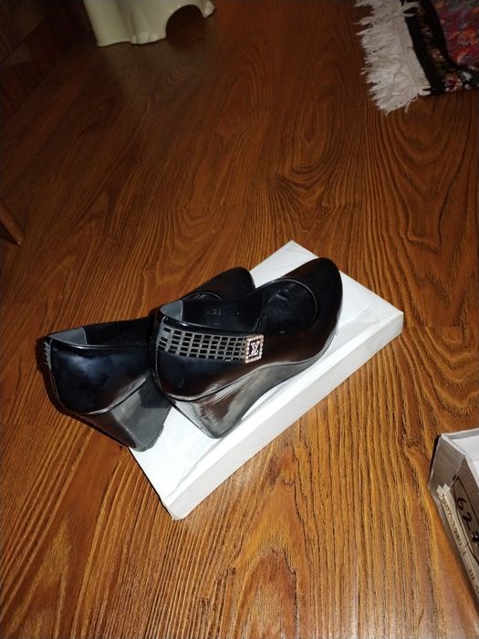 Obuv razmeri 34.