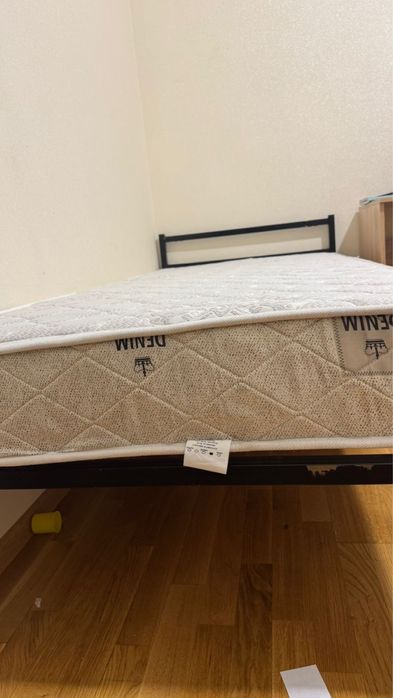 Кровать с матрасом