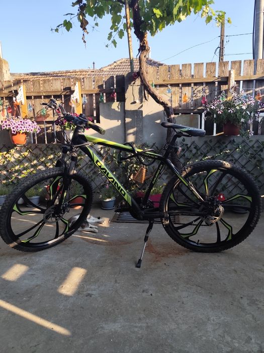 Vând 2 biciclete,una clasică și una electrică.