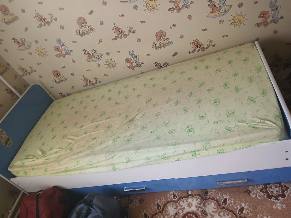 Кровать сотилади детский шкофи билан матраса ориа холатда