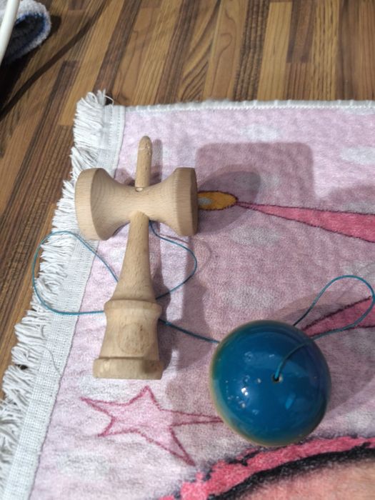 Vând kendama 50 lei