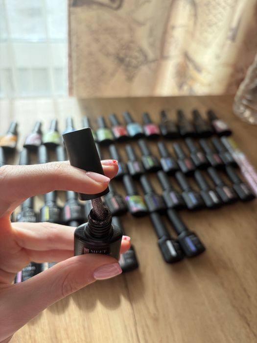 Над 50 броя гел лак