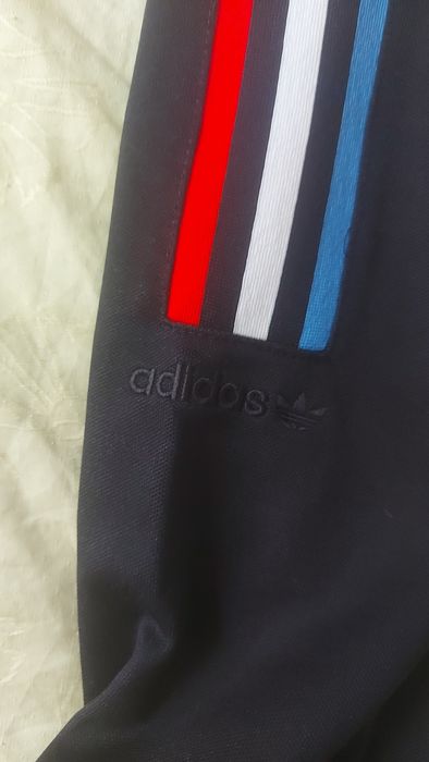 Pantalonii Adidas