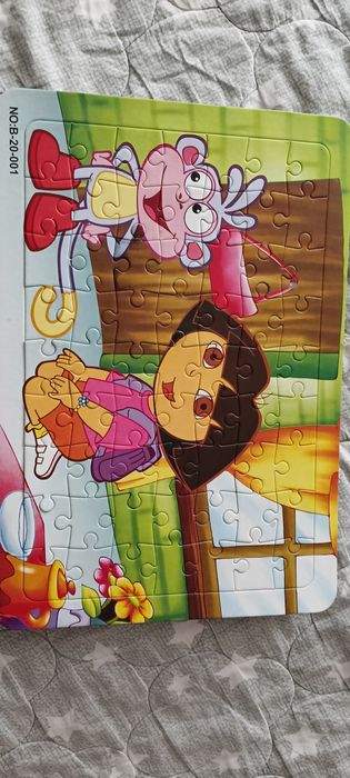 Детские пазлы на картине.