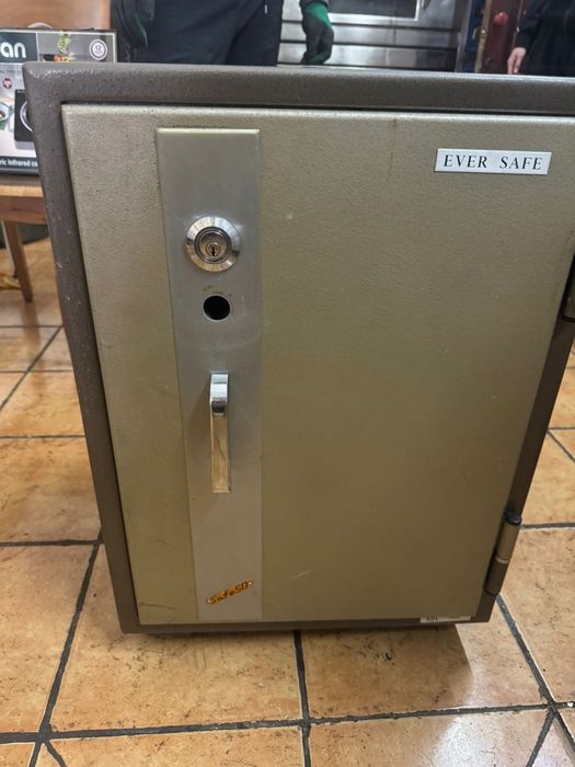 Продам сейф.
