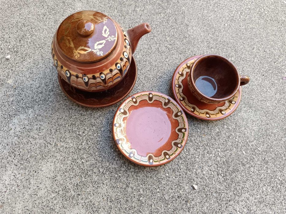 Керамичен чайник с чашка и чинийки