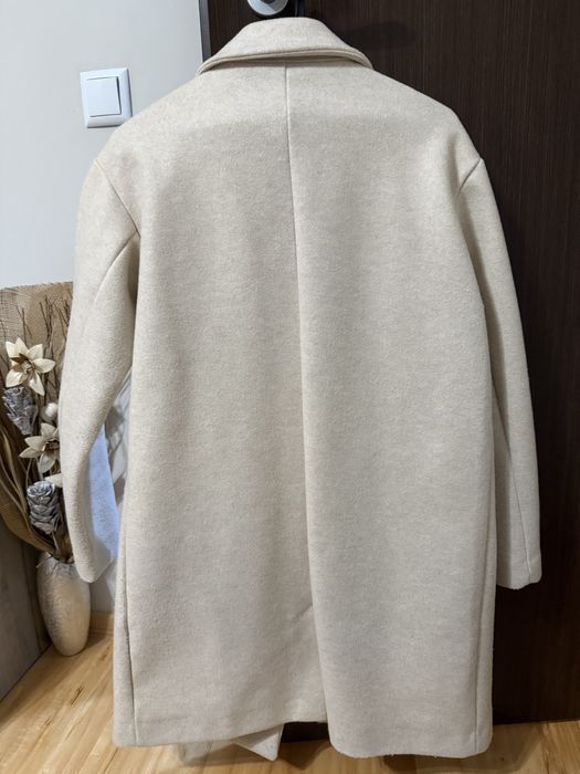 Пролетно бежово палто